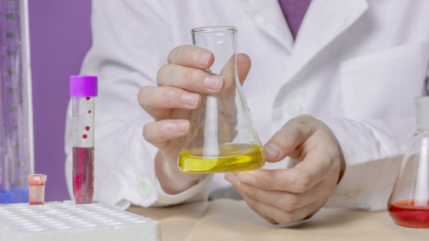 在科学实验室做化学实验的女实验室助理。图片下载