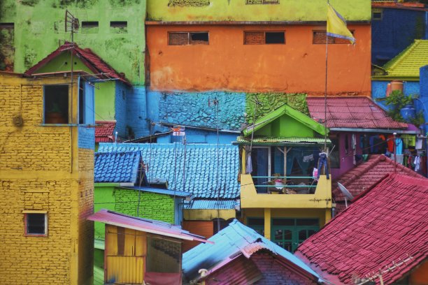 色彩斑斓的村庄图片下载