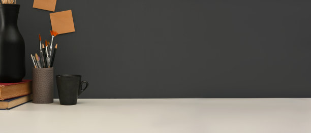 现代家庭办公空间的工作台和文具图片下载