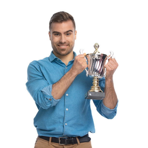 性感随意的男人在镜头前展示他的杯子图片下载