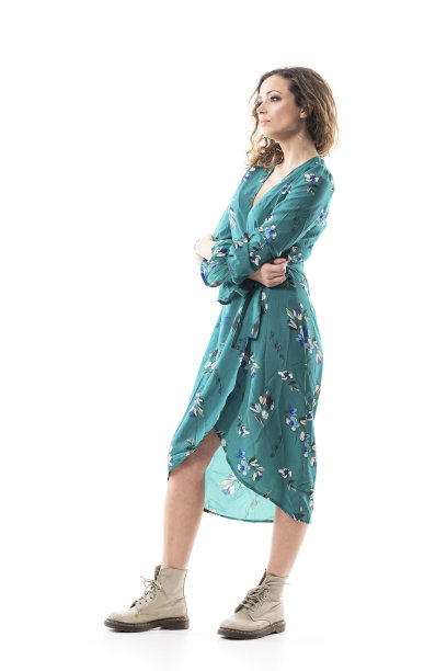 侧视细心的年轻女子观众与交叉的手看别处感兴趣。图片下载