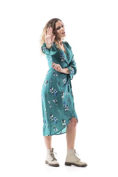 心疼难过难过的女人穿着衣服看着镜头用拒绝停止手势。图片下载