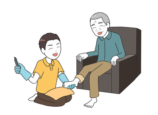 老人的脚部护理微笑男性看护者图片下载