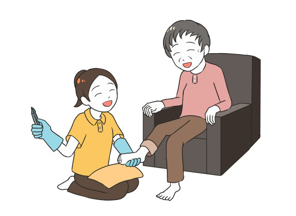 老年妇女的脚护理微笑女性护理图片下载