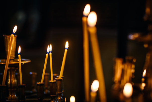 烛光在教堂的特写照片图片下载