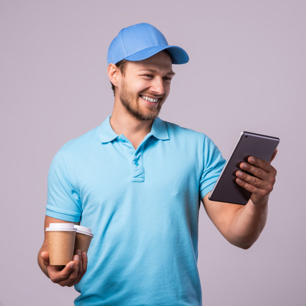 送货员用平板电脑导航，带了两个铜板图片下载