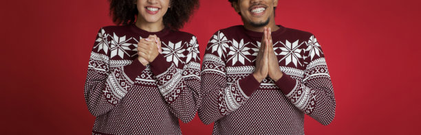 请让愿望成真。信徒非裔美国青年男女交叉双手祈祷图片下载