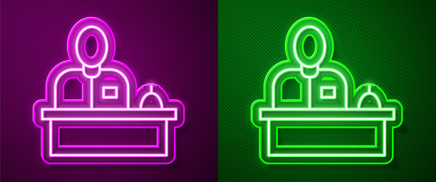 前台接待员站在酒店前台，图标被隔离在紫色和绿色的背景上。向量图片下载