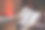 年轻女子在圣诞树下看书，在壁炉旁暖腿图片下载
