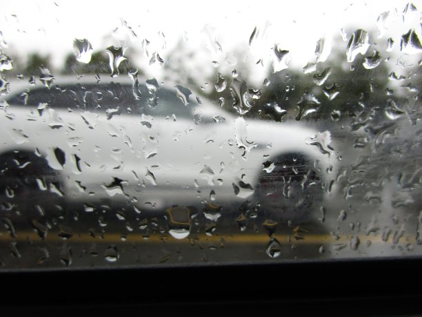雨点落在白色汽车2020窗外图片下载