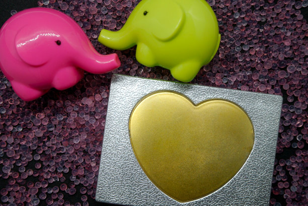 心形和两个大象玩具图片下载