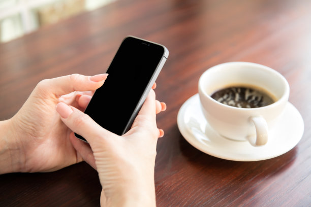 特写女性的手拿着手机。广告复制空间。图片下载