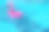 火烈鸟孤立。粉红色的充气火烈鸟在游泳池的水为夏天的海滩背景。池浮动。图片下载