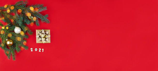 圣诞快乐，2021年新年快乐。圣诞设计与礼物，冷杉树枝，球和灯。节日水平海报。图片下载