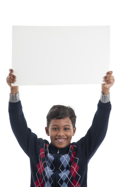 拿着空白板的快乐男孩图片下载