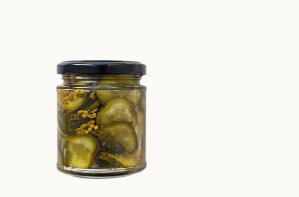小罐的腌黄瓜片孤立在白色图片下载