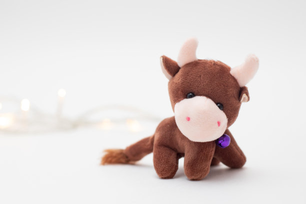 圣诞玩具公牛象征2021年和圣诞灯的花环图片下载