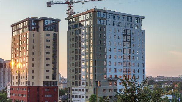 起重机和建筑工地对抗蓝天空中延时图片下载