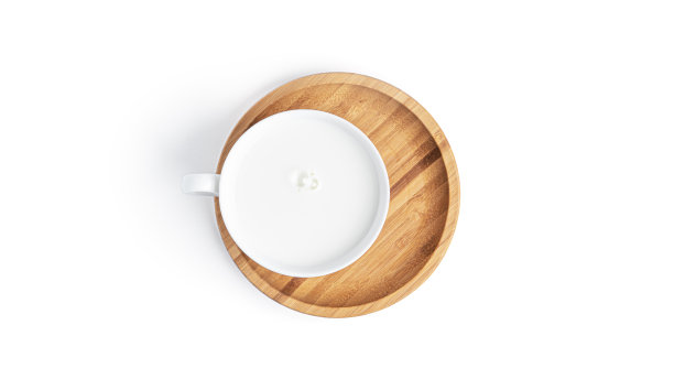 白色背景木盘子上放牛奶饮料的杯子图片下载