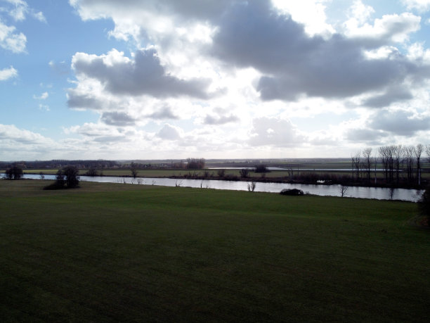 多瑙河上Wörth附近的巴伐利亚上普法尔茨多瑙河地区的夏末风景照片图片下载