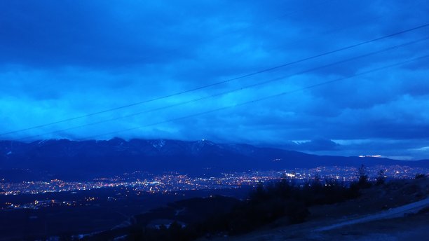 深蓝色的天空图片下载