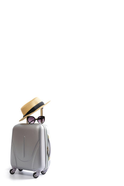 夏天出售。旅行配件与手提箱，草帽，棕榈叶在最小的旅行度假概念孤立的白色背景。道路框架集。图片下载