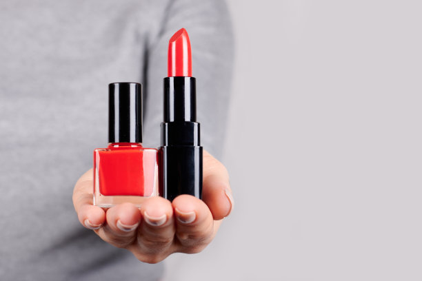 灰色底色涂上红色唇膏和指甲油。图片下载