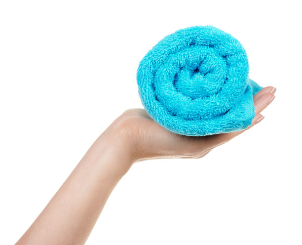 手用蓝色卷棉毛巾隔离在白色背景上。图片下载