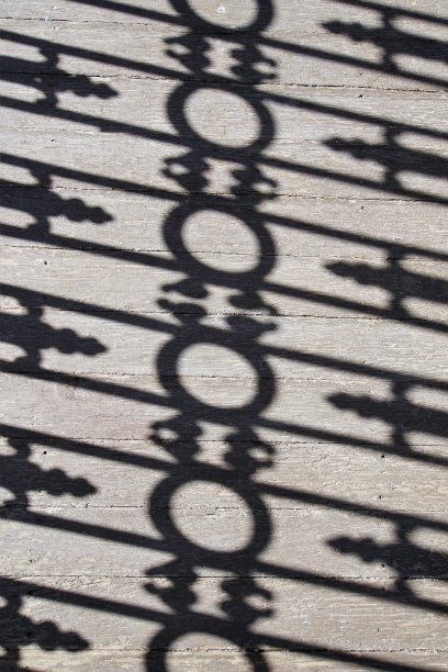 铁艺阳台装饰的倒影图片下载