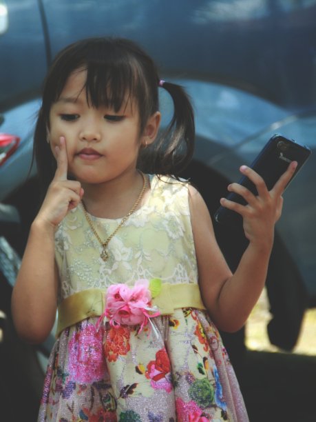 女孩用手机时看向别处图片下载