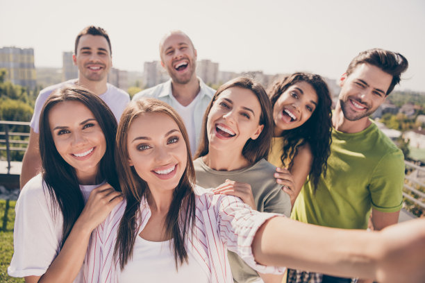 乐观的漂亮女孩的照片英俊的男孩做自拍有有趣的聚会在屋顶阳台外面图片下载