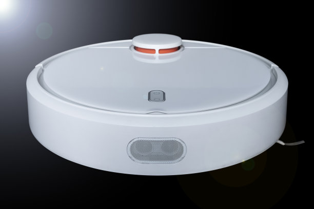 现代白色机器人真空吸尘器孤立在黑色背景。技术的概念。智能家居的概念。图片下载