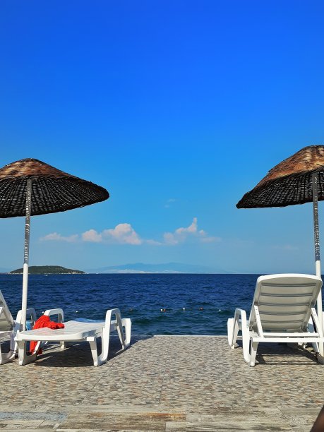 白色沙滩日光浴床和度假图片下载