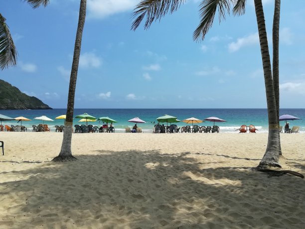 白色的沙滩和蓝色的海浪图片下载