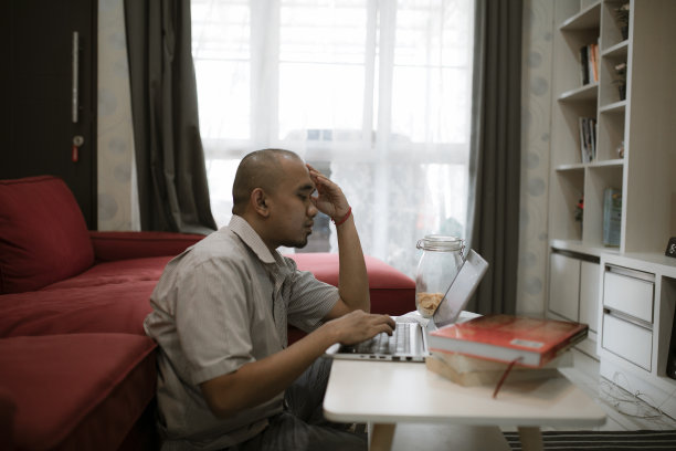 疫情期间在家工作的亚洲男人图片下载