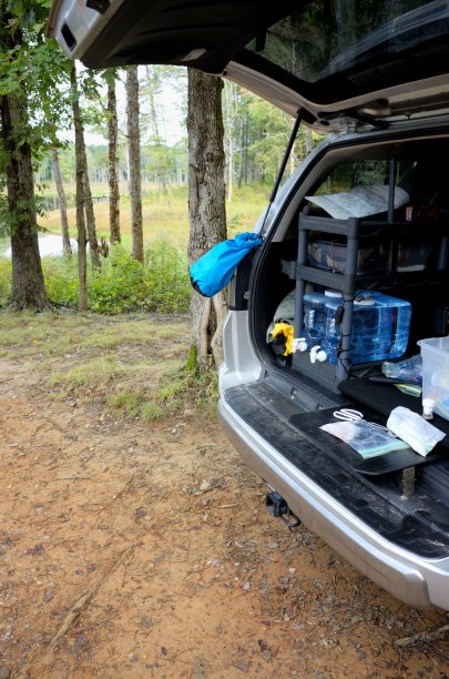 准备餐在越野车4x4后挡板图片下载
