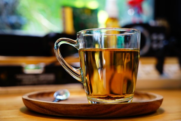 桌上放着一杯茶图片下载