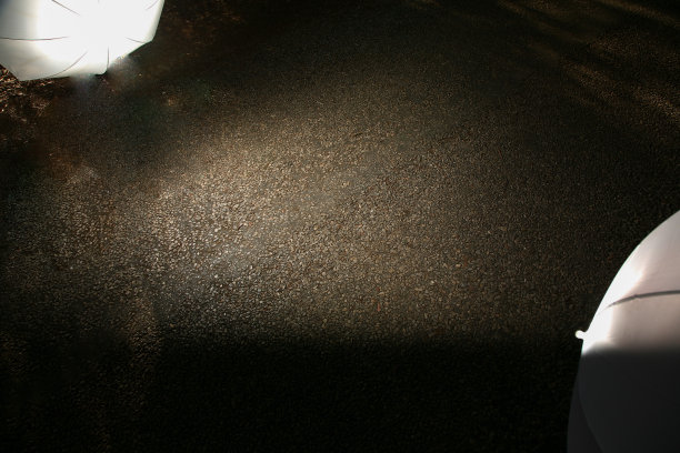 一段柏油路的头顶视图，被工作室的白色灯光照亮图片下载