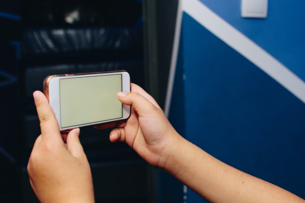 女孩使用手机与空白屏幕的股票照片图片下载