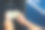女孩使用手机与空白屏幕的股票照片图片下载
