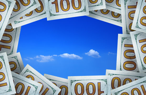 百元美钞架在晴朗的蓝天上图片下载