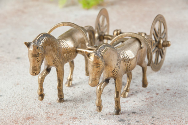 古董青铜马和马车雕塑图片下载