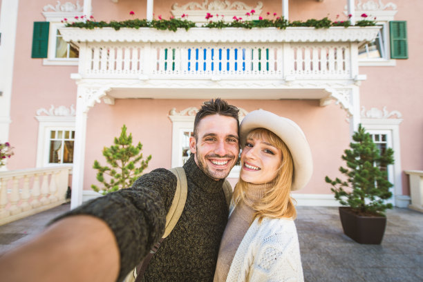 一对情侣在旅行时自拍图片下载