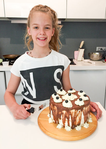 骄傲的小女孩用自制蛋糕画像图片下载