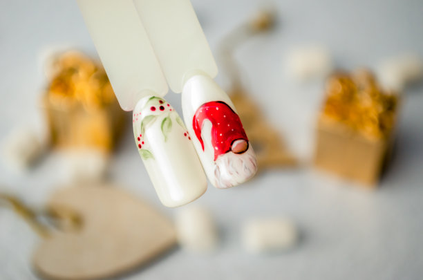 为圣诞节画人造指甲。修指甲的想法。图片下载