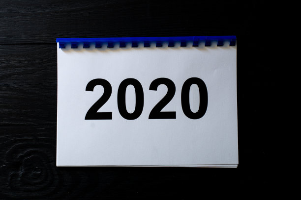 黑色背景纸上的2020年数字。图片下载