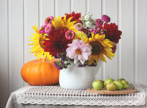 一束向日葵，大丽花，南瓜和苹果。图片下载