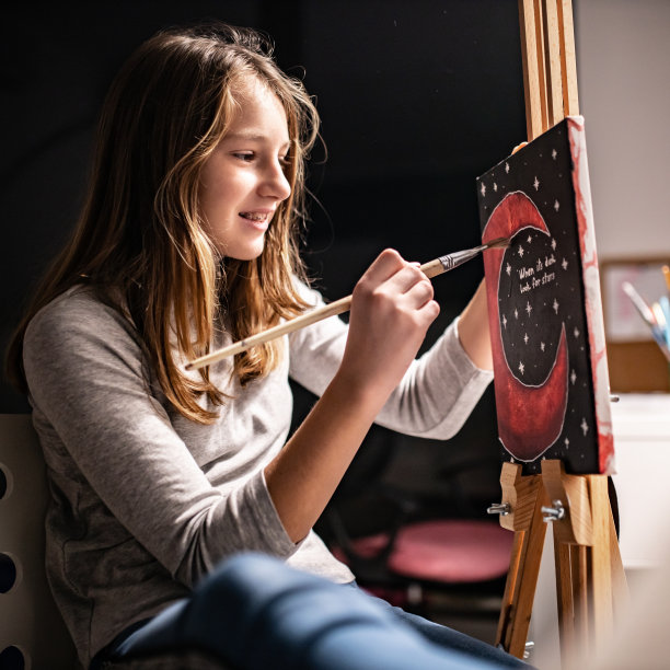 在家绘画的少女图片下载