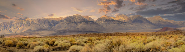 在秋天的天空下，内华达山脉南端的全景图位于加利福尼亚中部图片下载