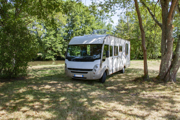 露营车停在树荫下图片下载